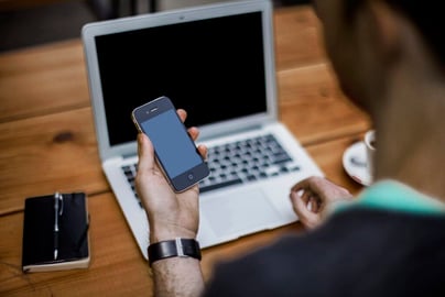 2048px-Man_with_smartphone_and_laptop_Unsplash-e1679610236162-1024x683
