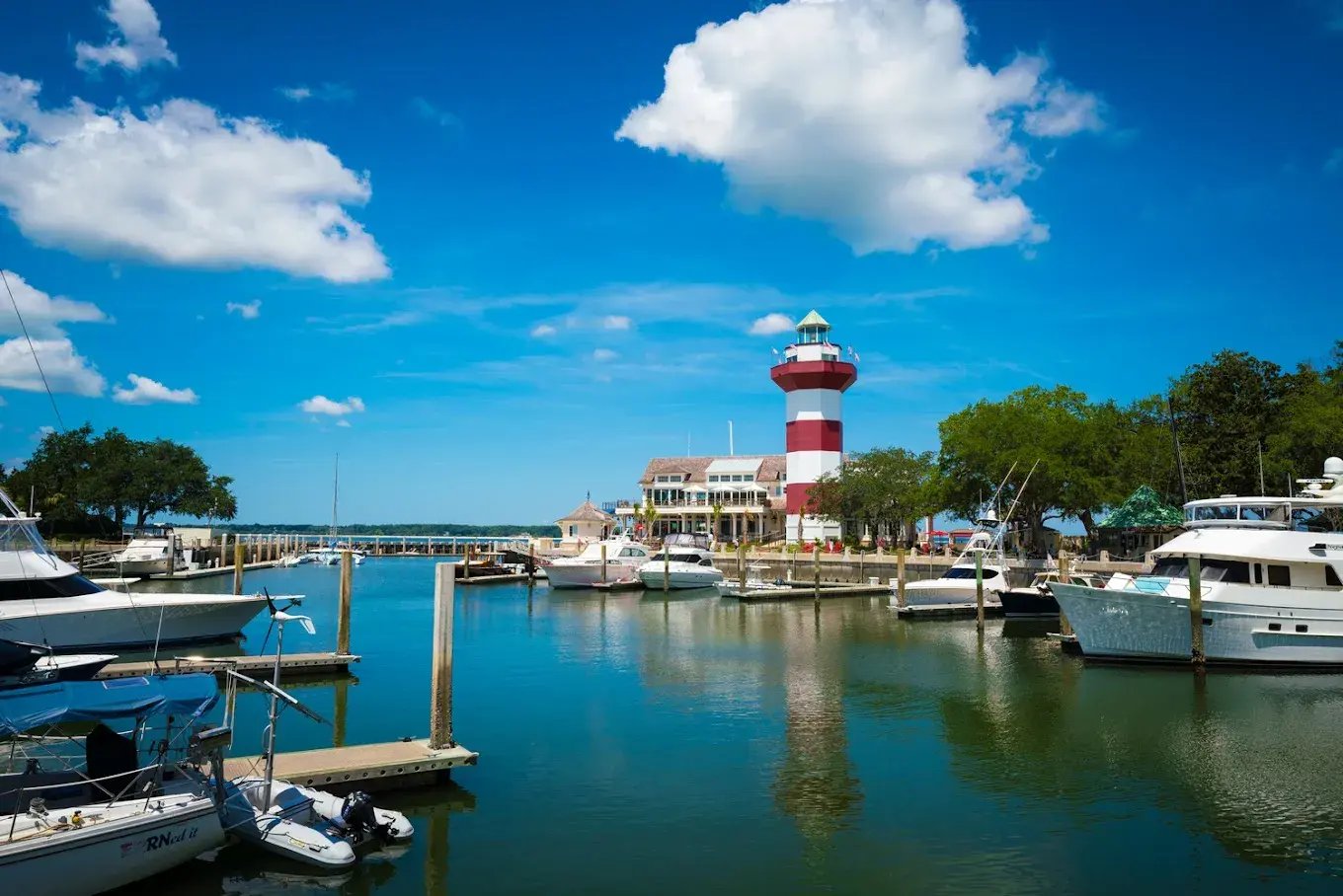 669dae0cd3260a3c498ab51b_harbour-town-lighthouse