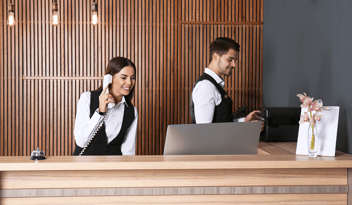 difference between service and hospitality