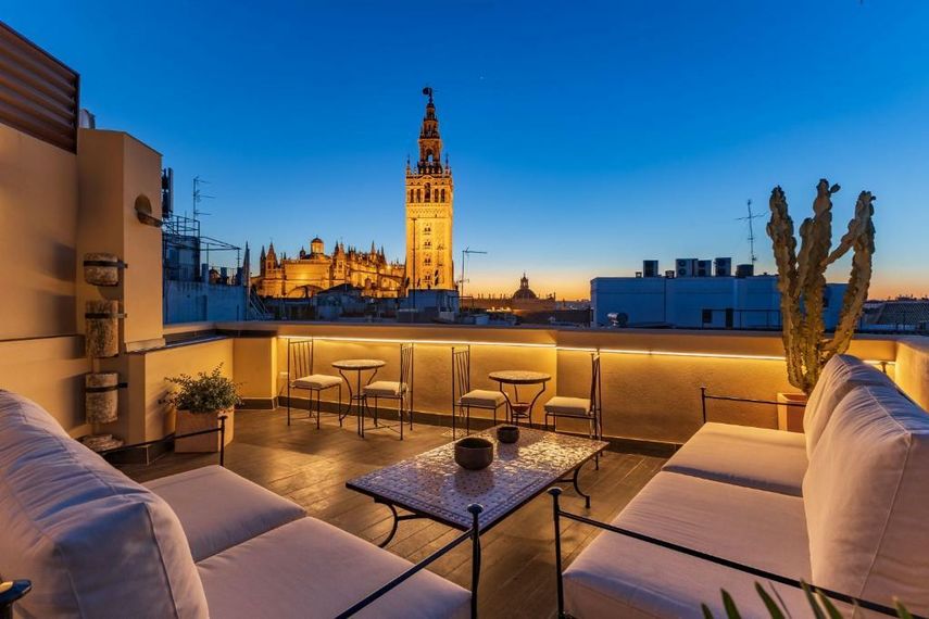 angeles-6-giralda-luxury-by-valcambre-seville-001-17929-900x570-1